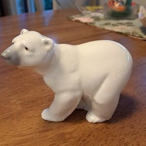Lladro "Attentive Polar Bear" porcelain figurine 